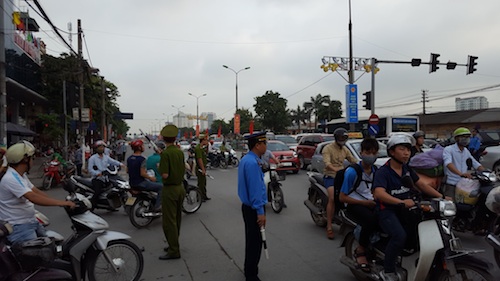 Dòng người ùn ùn rời Thủ đô, giao thông ùn tắc ảnh 1